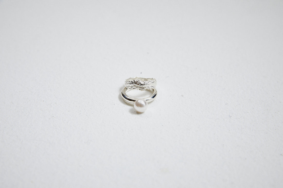 18K 金和纯银精致线分层珍珠耳环