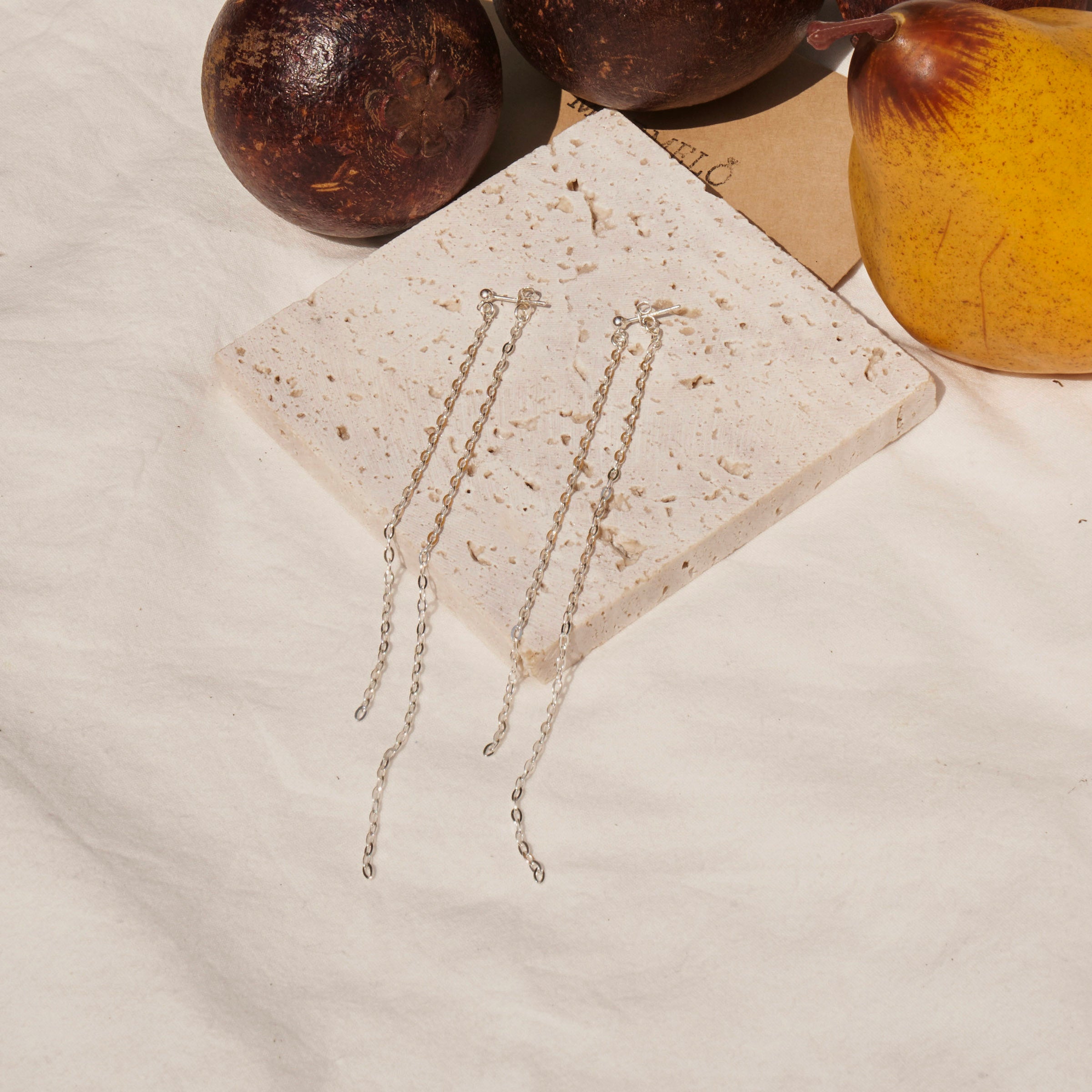 18 Karat Gold und Sterlingsilber Dainty Line abgestufte Perlenohrringe