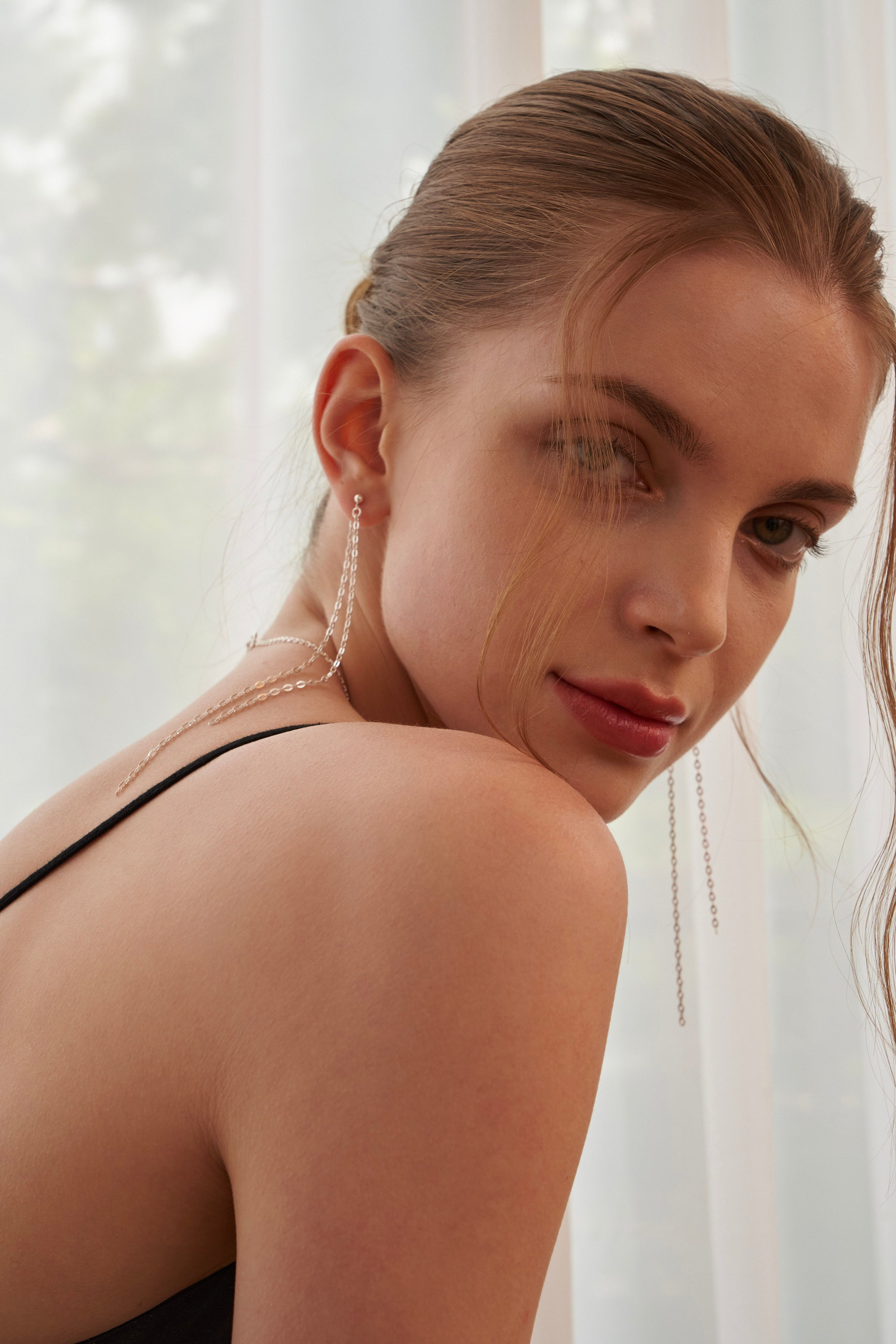 18 Karat Gold und Sterlingsilber Dainty Line abgestufte Perlenohrringe