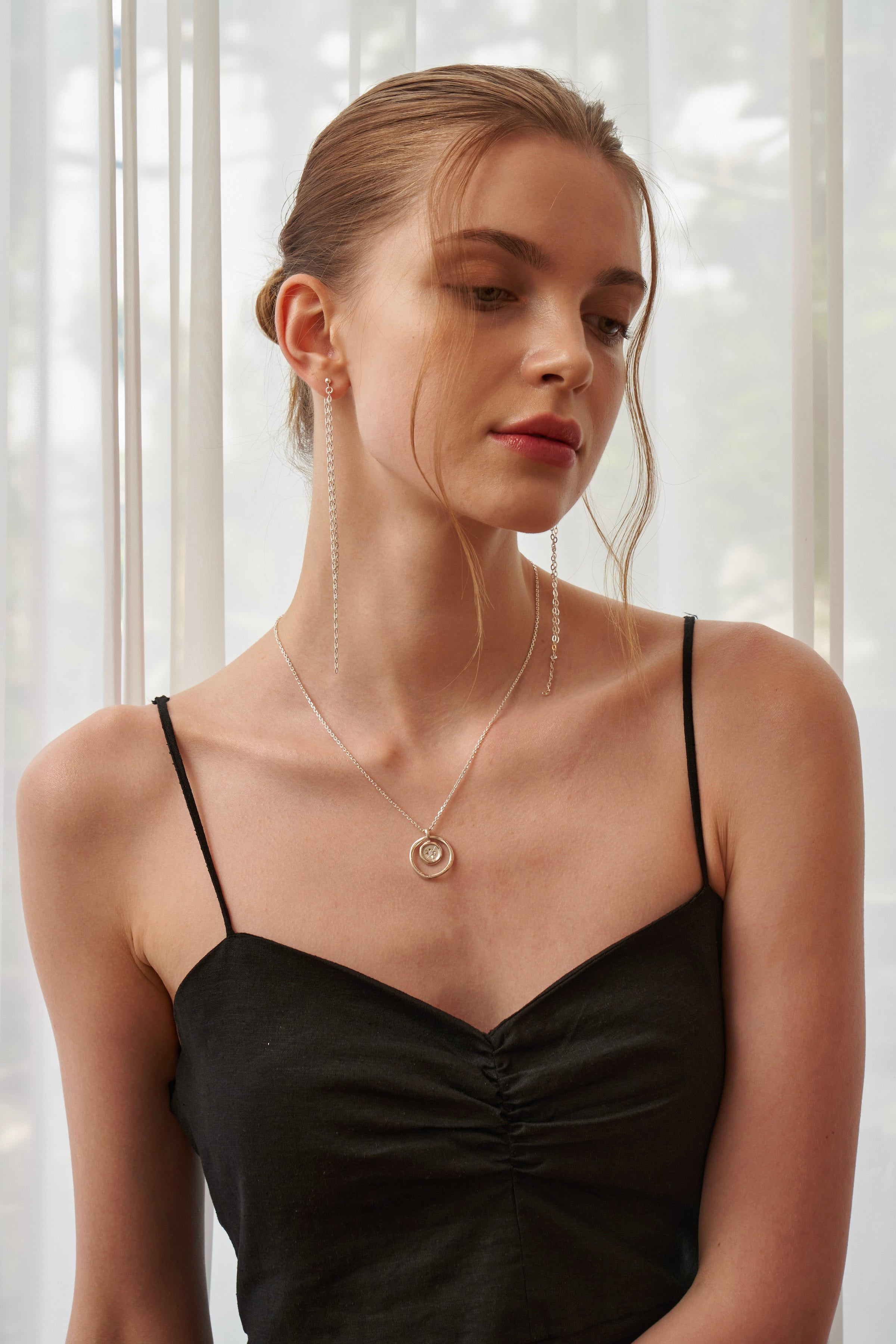 18 Karat Gold und Sterlingsilber Dainty Line abgestufte Perlenohrringe