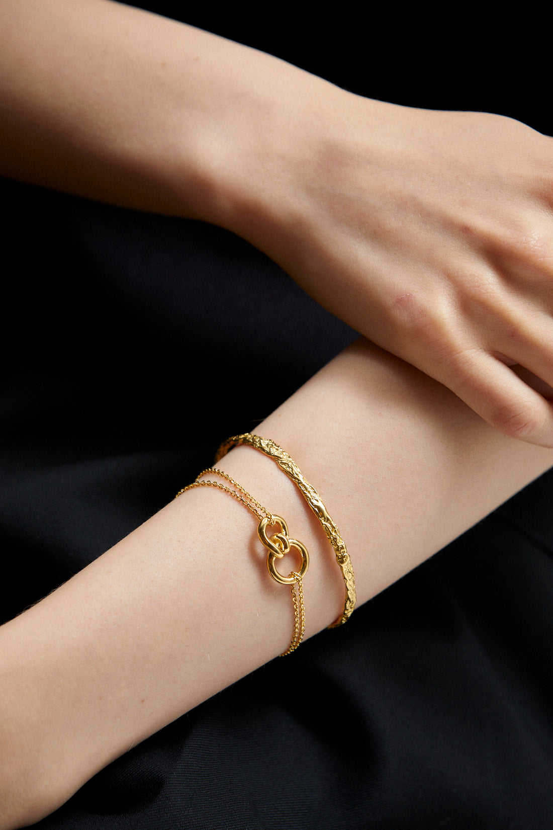 18 Karat Gold und Sterlingsilber Dainty Line abgestufte Perlenohrringe