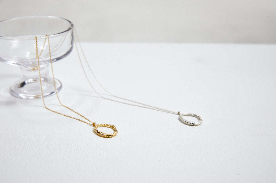 18 Karat Gold und Sterlingsilber Dainty Line abgestufte Perlenohrringe