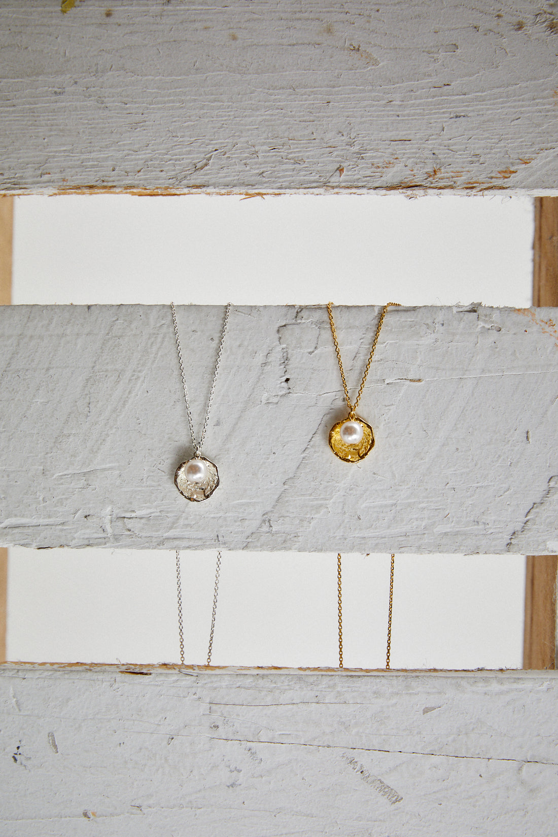 18 Karat Gold und Sterlingsilber Dainty Line abgestufte Perlenohrringe