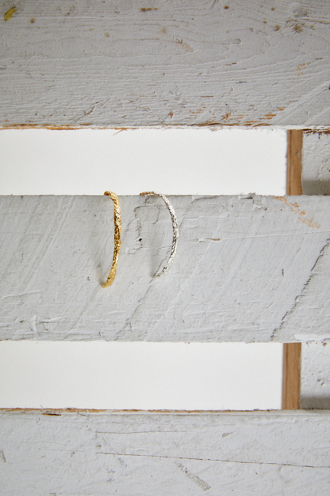 18 Karat Gold und Sterlingsilber Dainty Line abgestufte Perlenohrringe