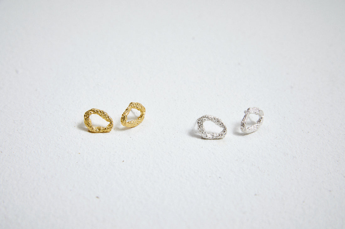 18 Karat Gold und Sterlingsilber Dainty Line abgestufte Perlenohrringe 