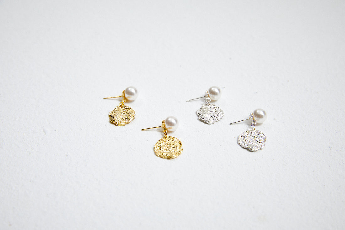 18 Karat Gold und Sterlingsilber Dainty Line abgestufte Perlenohrringe
