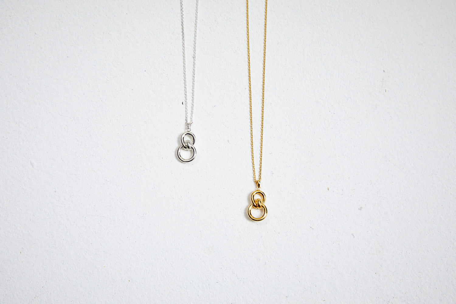 18 Karat Gold und Sterlingsilber Dainty Line abgestufte Perlenohrringe 