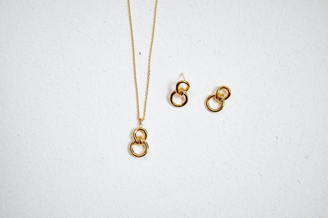 18 Karat Gold und Sterlingsilber Dainty Line abgestufte Perlenohrringe