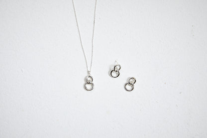 18 Karat Gold und Sterlingsilber Dainty Line abgestufte Perlenohrringe 