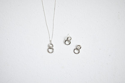 18 Karat Gold und Sterlingsilber Dainty Line abgestufte Perlenohrringe 