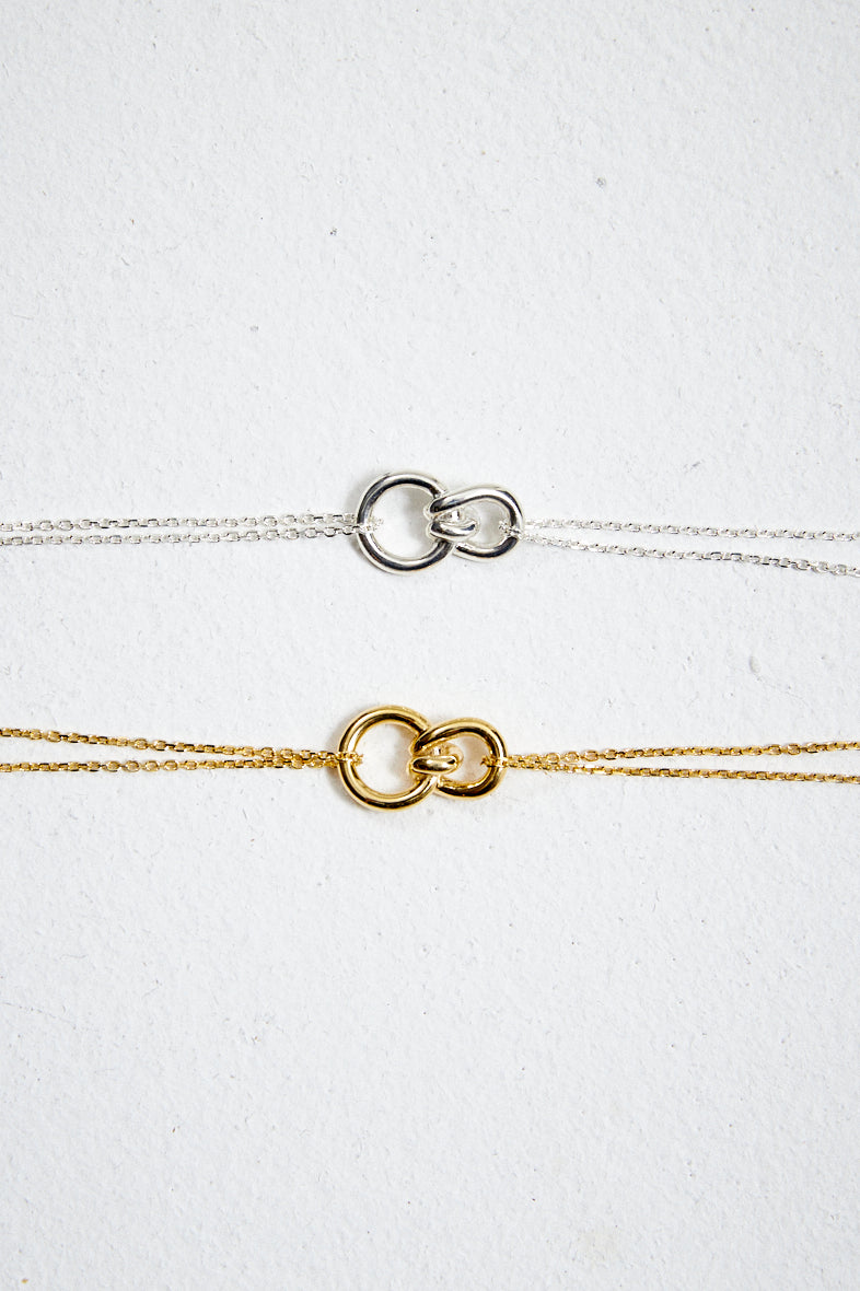 18 Karat Gold und Sterlingsilber Dainty Line abgestufte Perlenohrringe