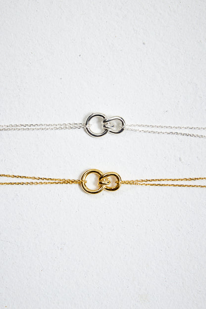 18 Karat Gold und Sterlingsilber Dainty Line abgestufte Perlenohrringe 