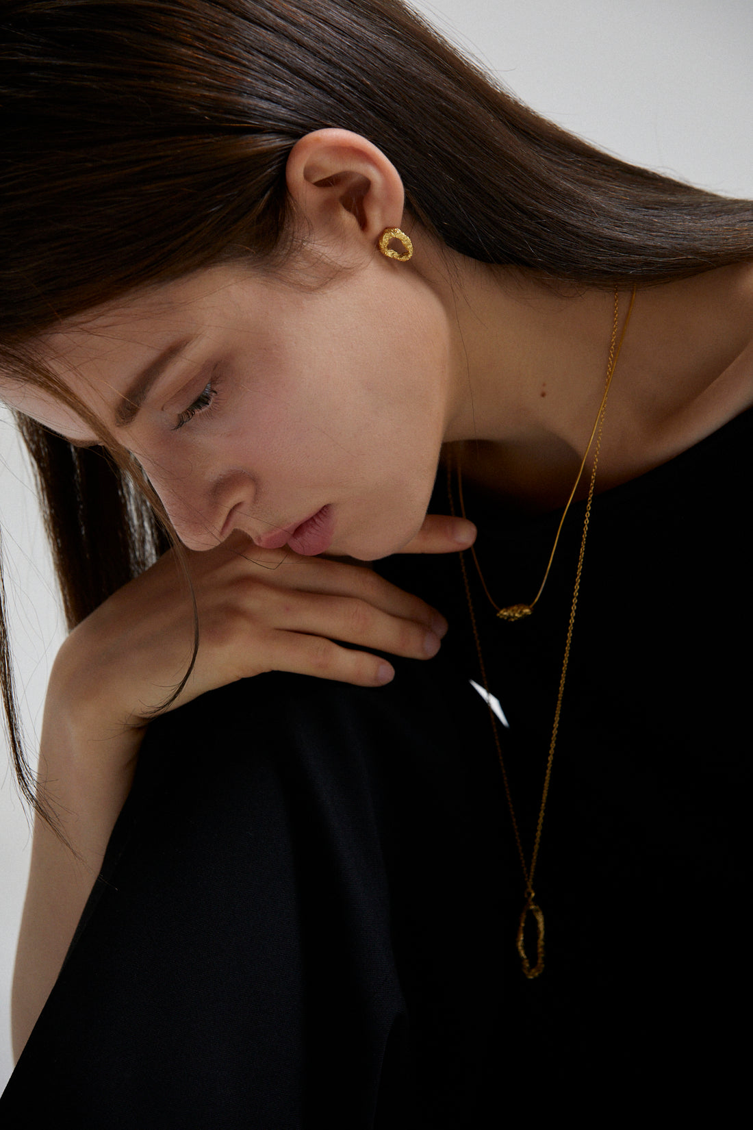 18 Karat Gold und Sterlingsilber Dainty Line abgestufte Perlenohrringe