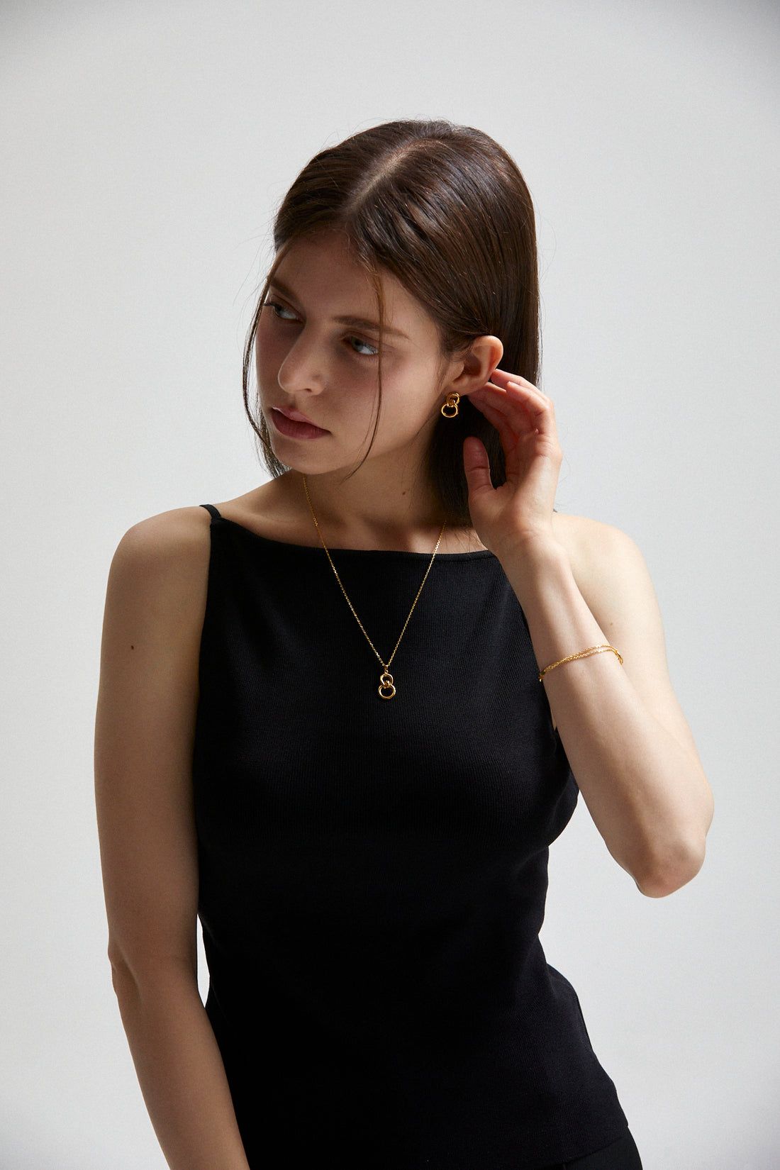 18 Karat Gold und Sterlingsilber Dainty Line abgestufte Perlenohrringe