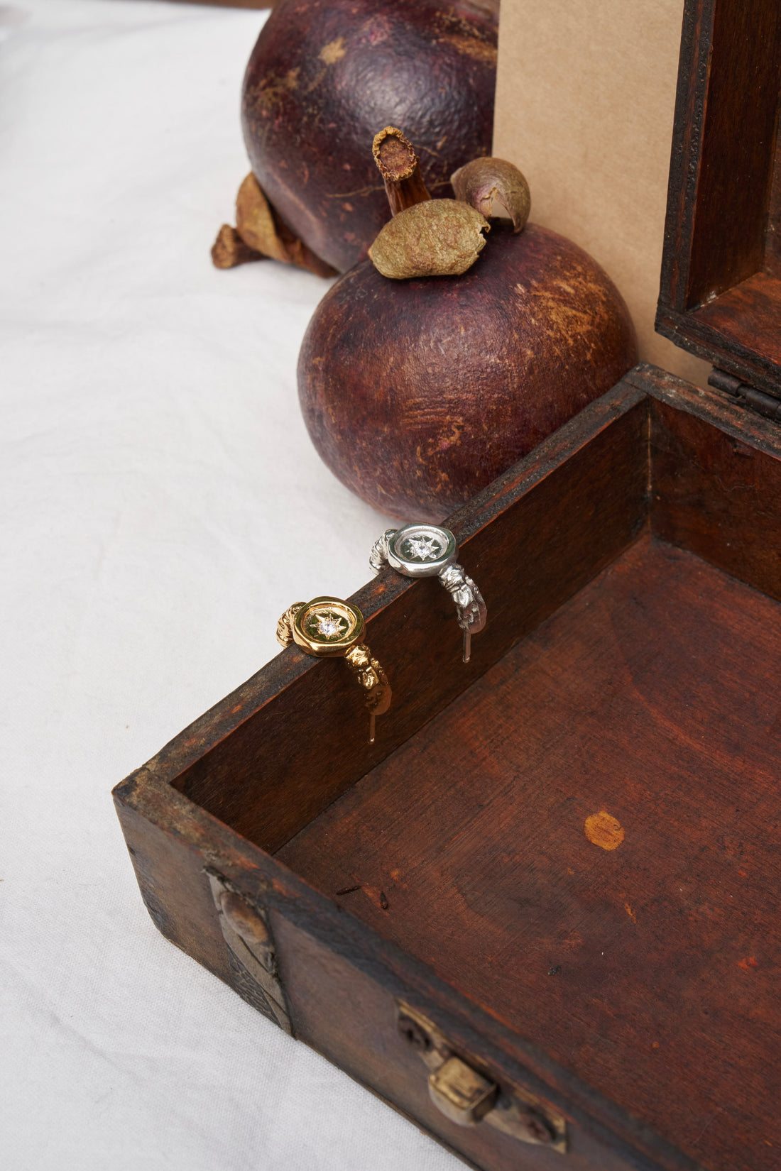 18 Karat Gold und Sterlingsilber Dainty Line abgestufte Perlenohrringe