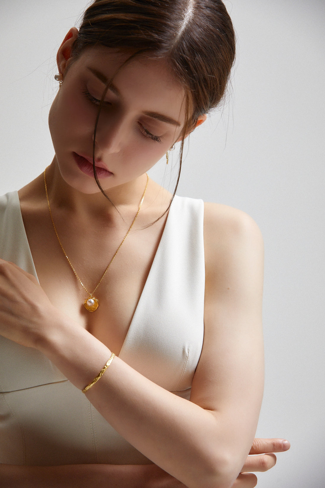 18 Karat Gold und Sterlingsilber Dainty Line abgestufte Perlenohrringe