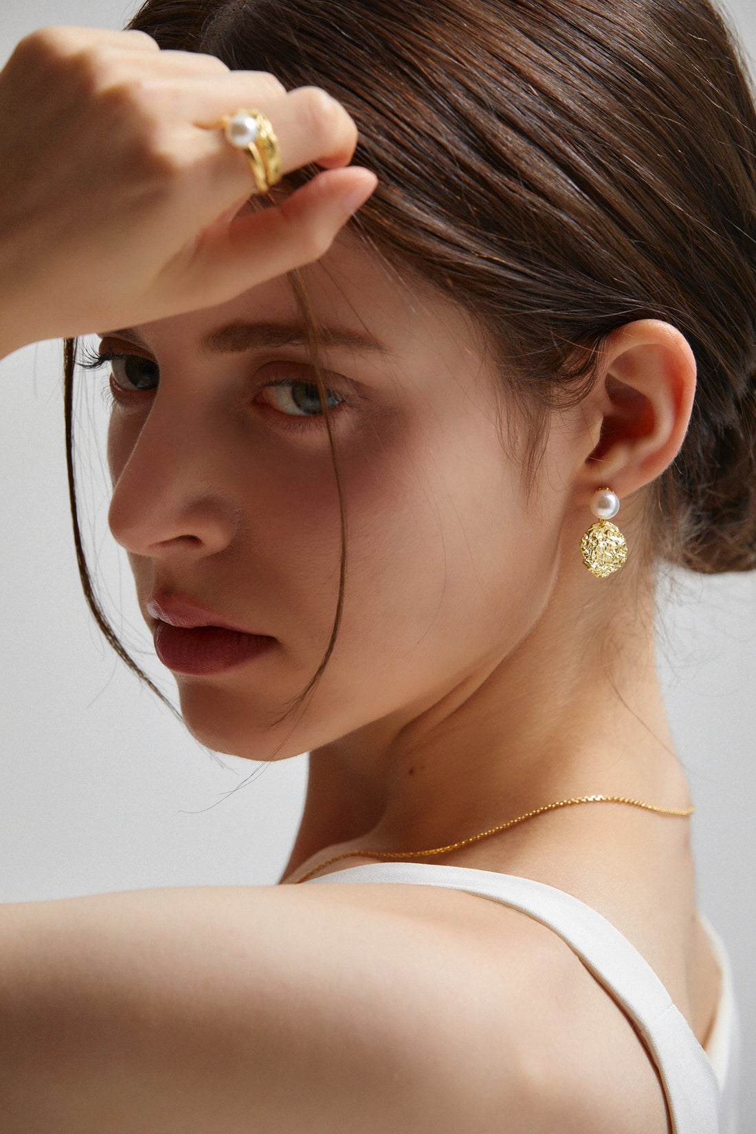 18 Karat Gold und Sterlingsilber Dainty Line abgestufte Perlenohrringe