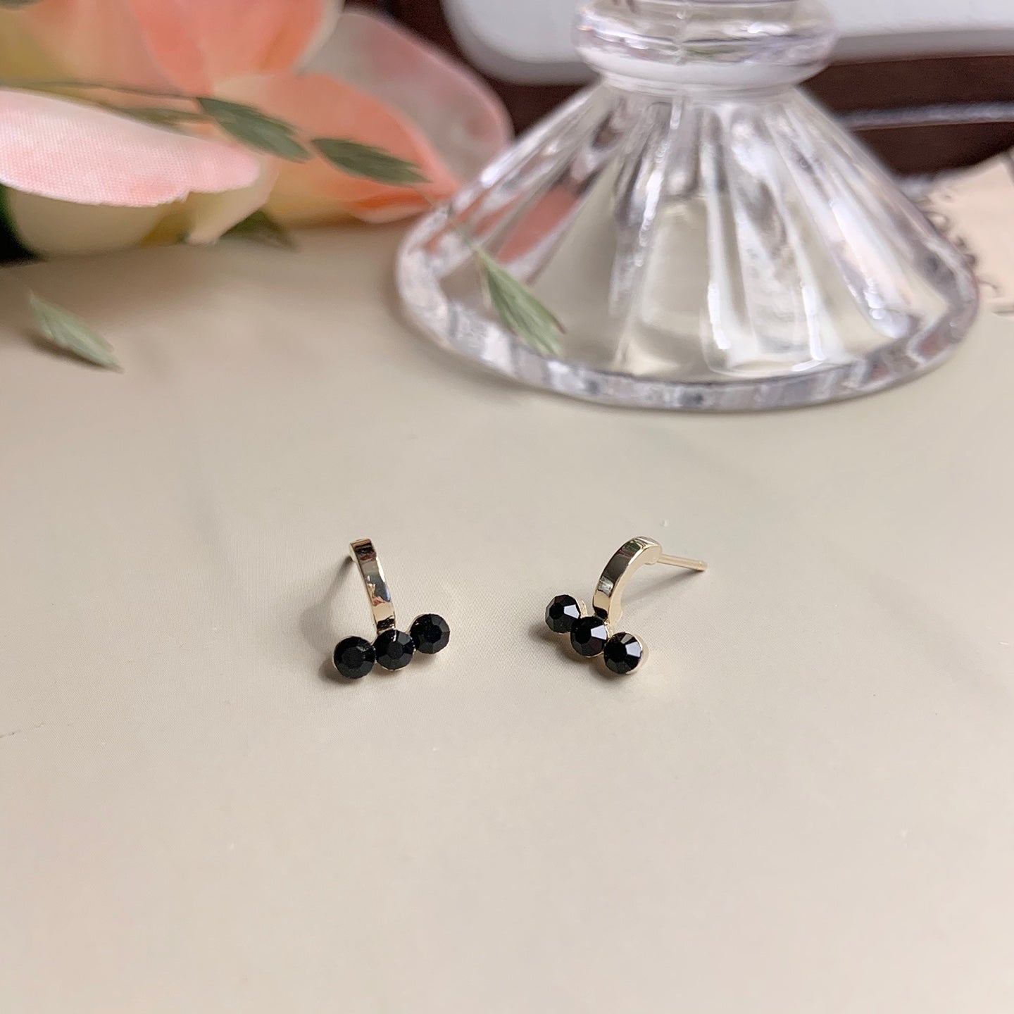 Triple Small Pearl Huggie Earrings - MARMELO USA