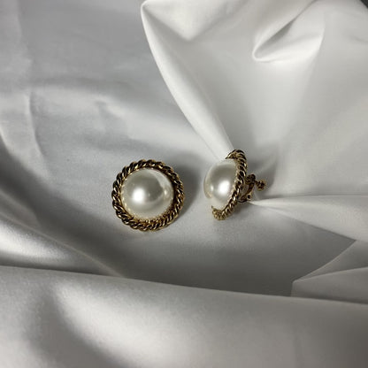 [Clip on] Classic Gold Rim Big Pearl Clip on earrings