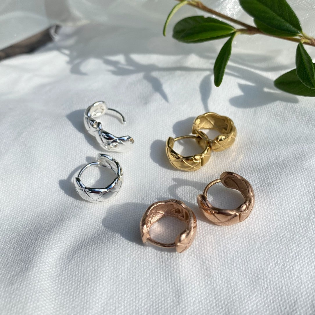 Dainty Quilted Huggie Surgical Steel Earrings - MARMELO USA